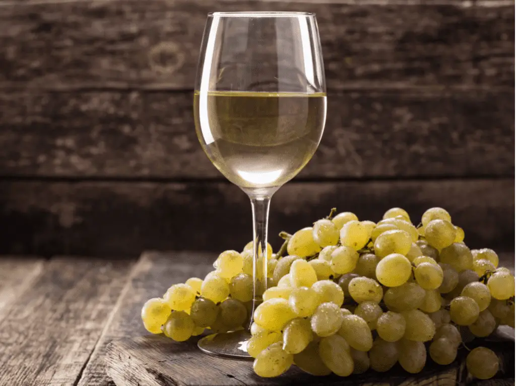 Белое вино. Замороженные виноградины белое вино. Виноград и с белым вином на столе вид сверху. Black grapes Wallpaper Samsung. Белое вино яйца